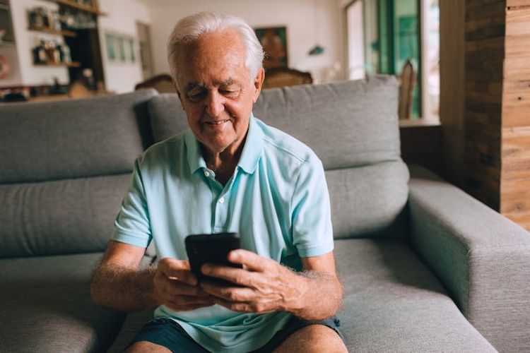 The Sunday Night Call: Why Weekly Check-ins Aren’t Enough (But Daily Feels Impossible)